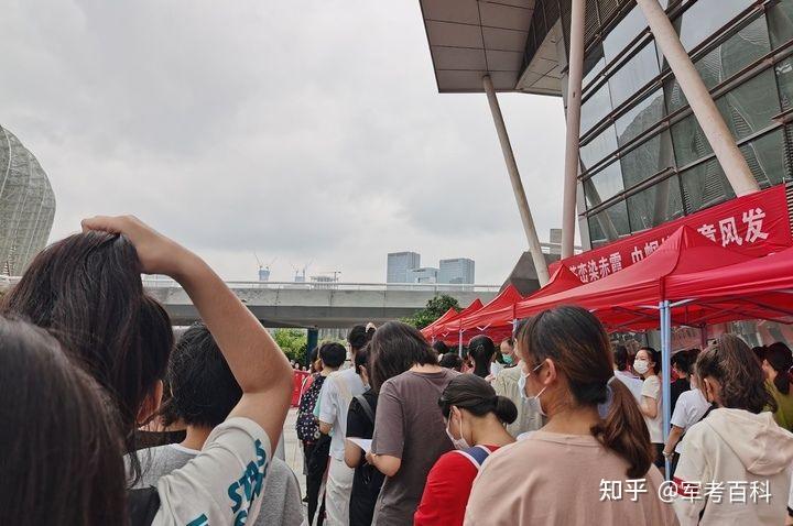 济南卫校毕业证有用吗（家里人都想报名参军,现在读大一）插图16